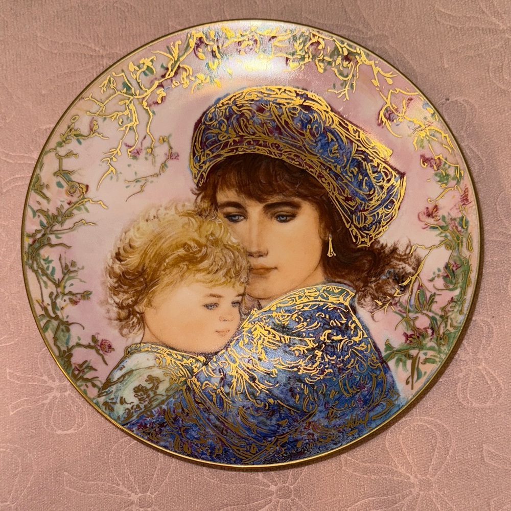 Edna Hibel 1987 Mother's Day Plate Edwin M. Knowles Fine China Limited  Edition